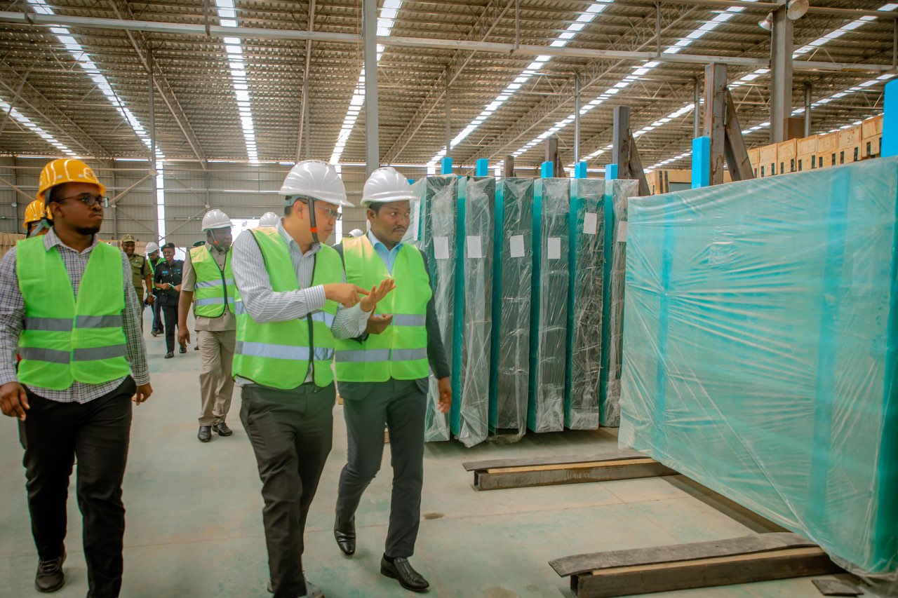 吴志凡总为部长介绍工厂产品 1